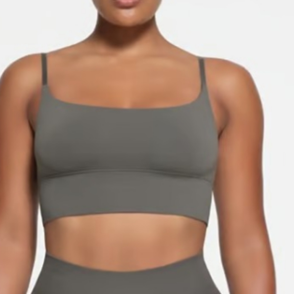 SKIMS FITS EVERYBODY CROPPED CAMI GUNMETAL-3XL